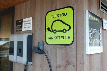 Electric vehicle charging station