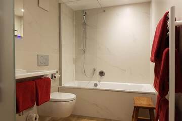 Deep soaking bathtub