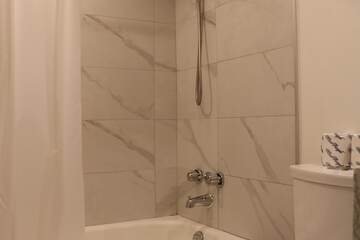 Deep soaking bathtub