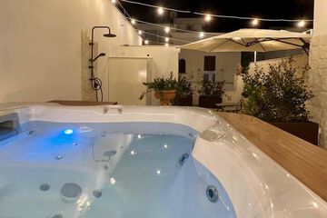 Private spa tub