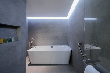 Deep soaking bathtub