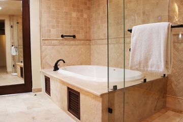 Deep soaking bathtub