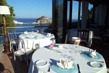 Couples dining