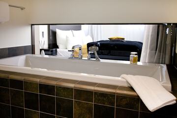 Deep soaking bathtub