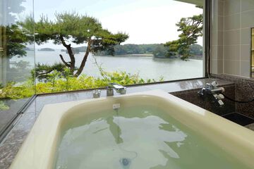Deep soaking bathtub