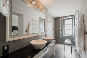 Bathroom sink