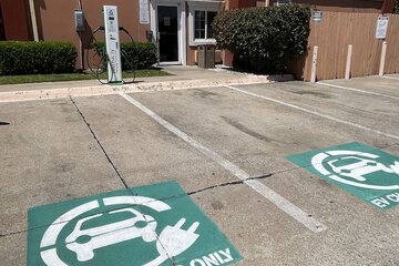 Electric vehicle charging station