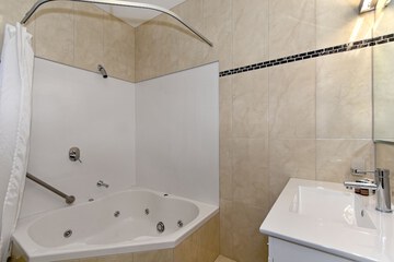 Private spa tub