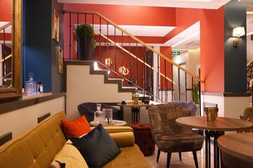 Lobby lounge