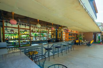 Swim-up bar