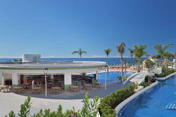 Poolside bar