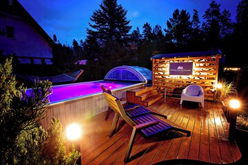 Indoor/outdoor pool