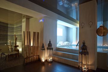 Indoor spa tub