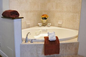 Deep soaking bathtub