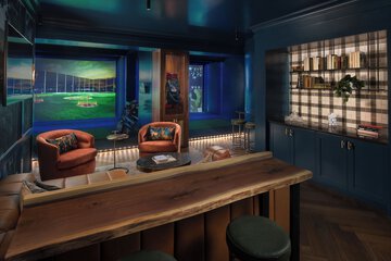 Indoor golf driving range