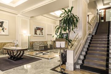 Lobby lounge