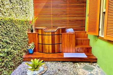 Private spa tub