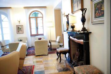 Lobby lounge