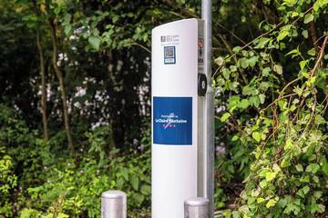 Electric vehicle charging station