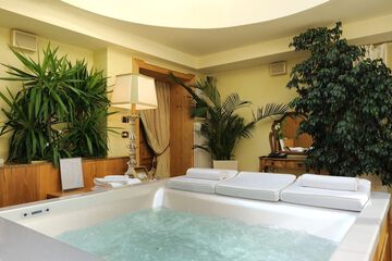 Indoor spa tub
