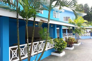 Poolside bar