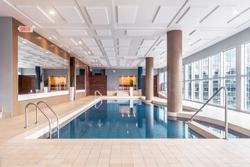 Hotel Le Crystal Montreal