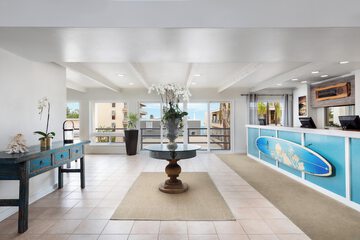 Lobby lounge