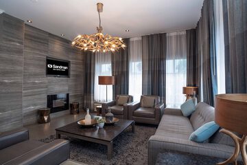 Lobby lounge