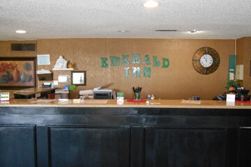 Econo Lodge Inn & Suites