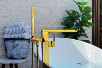 Deep soaking bathtub