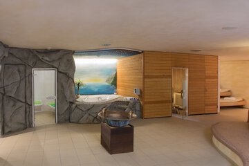 Indoor spa tub
