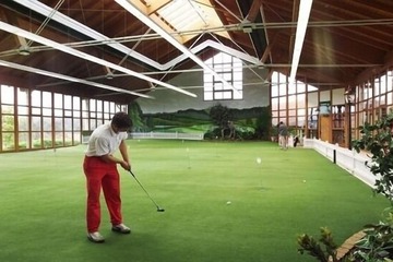 Indoor golf driving range