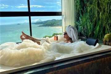 Deep soaking bathtub