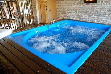 Indoor spa tub