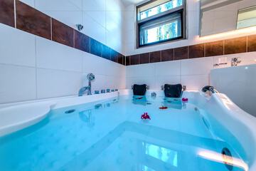Deep soaking bathtub