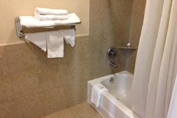 Deep soaking bathtub