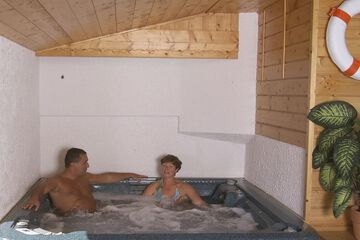 Indoor spa tub