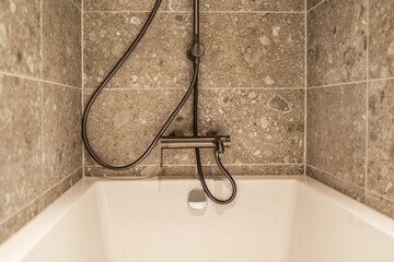 Deep soaking bathtub