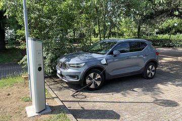 Electric vehicle charging station