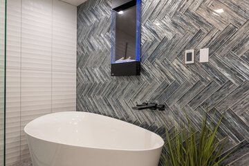Deep soaking bathtub