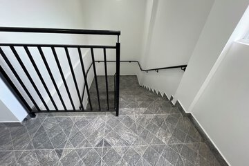 Handrails in stairways