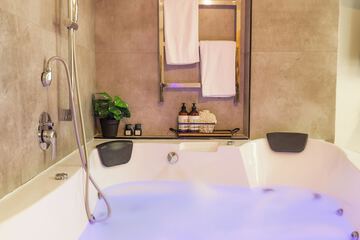 Private spa tub