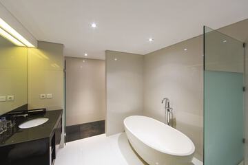 Deep soaking bathtub