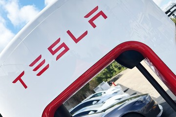 Electric vehicle charging station