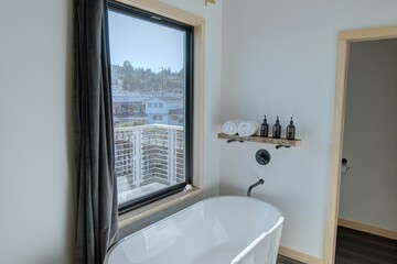 Deep soaking bathtub