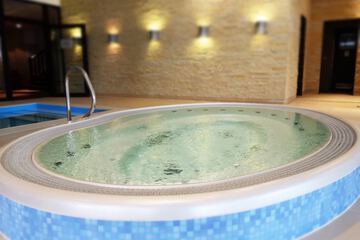 Indoor spa tub