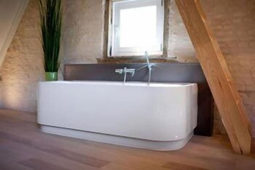 Deep soaking bathtub