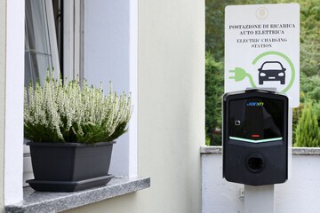 Electric vehicle charging station