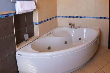 Jetted tub
