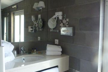 Bathroom sink